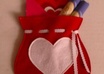 make this Valentines Day gift bag out of felt fabric for you to fill with sweets or cute gifts for someone special small2