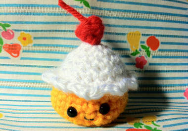 crochet a mini amigurumi cupcake big1